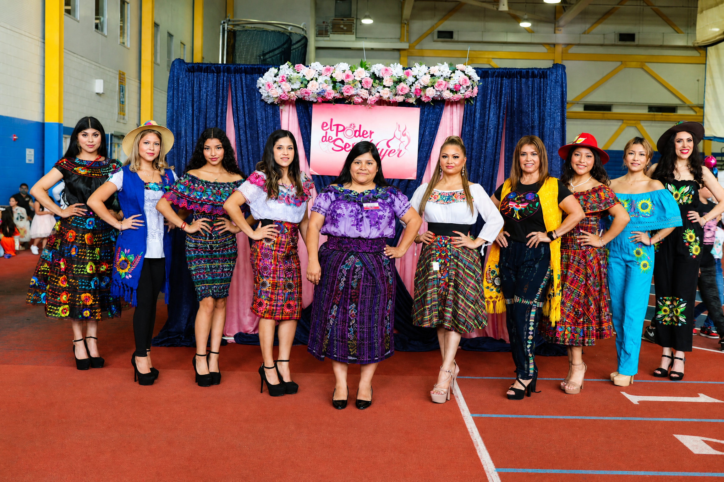 Amynta Baten con su equipo en el evento El Poder de Ser Mujer