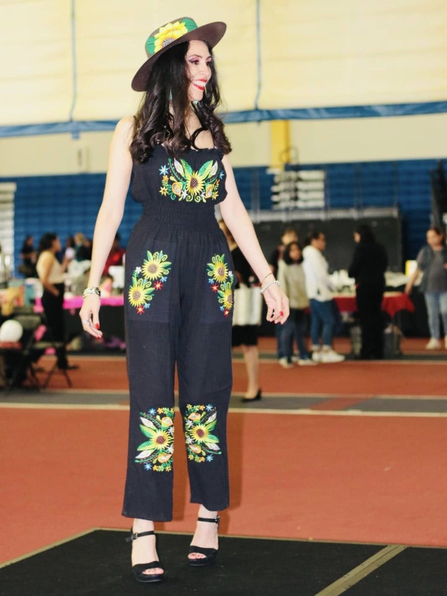 Traje negro con bordados de girasoles