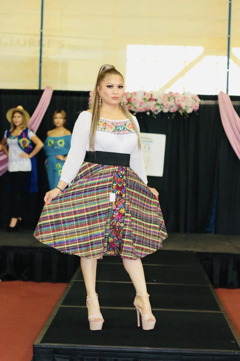 Traje típico colorido en pasarela