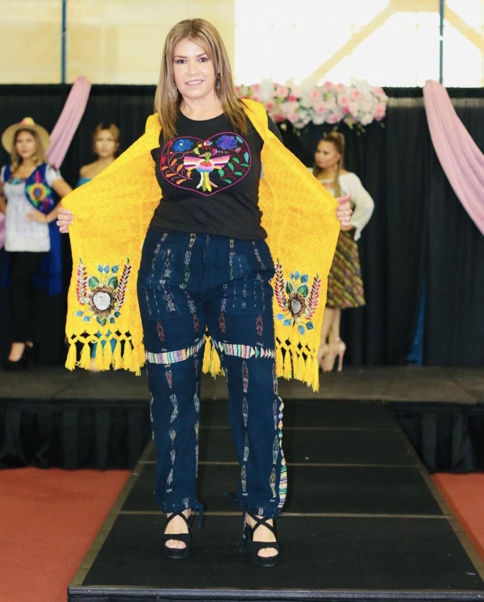 Traje amarillo con bordados típicos