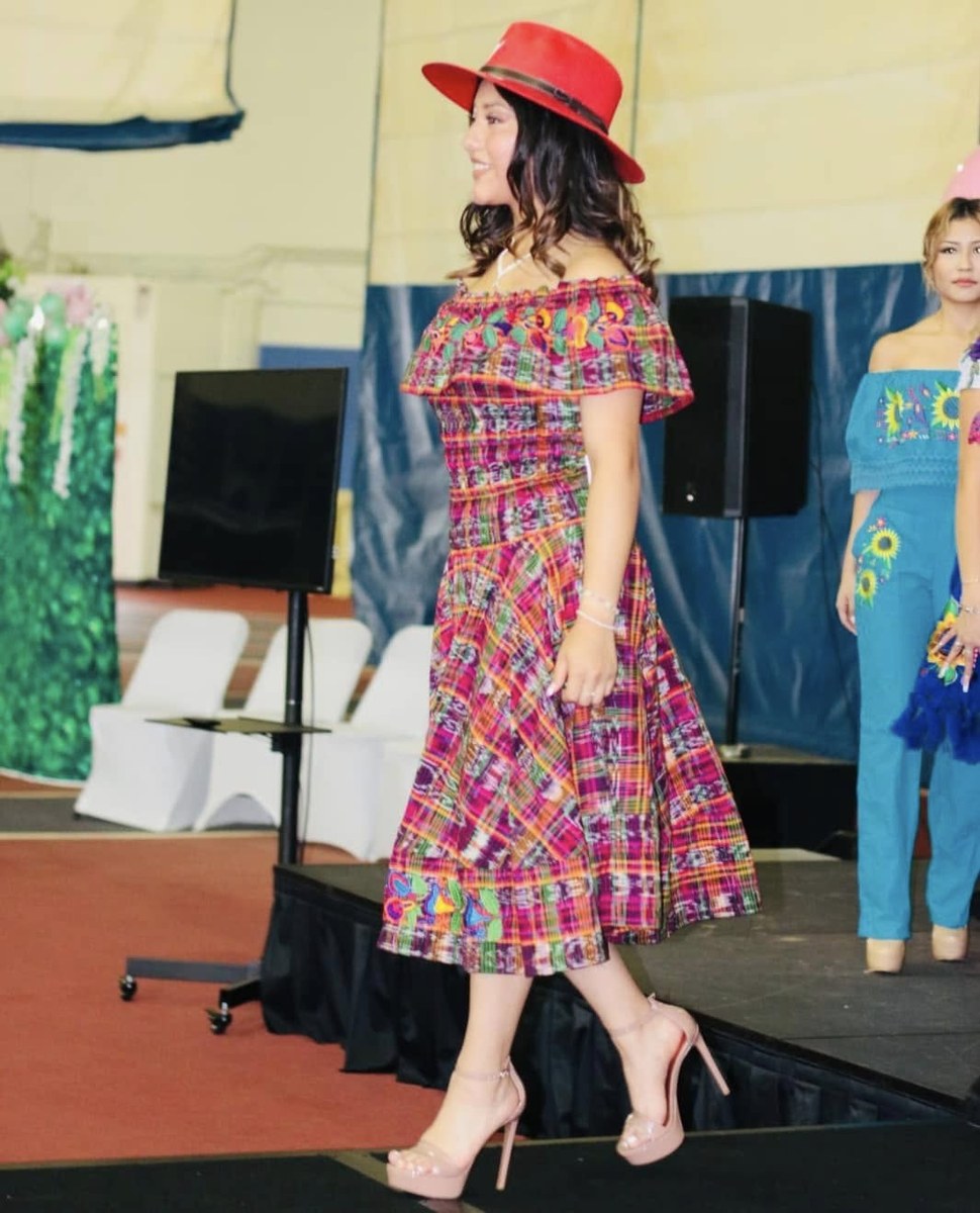 Vestido rosa con sombrero rojo