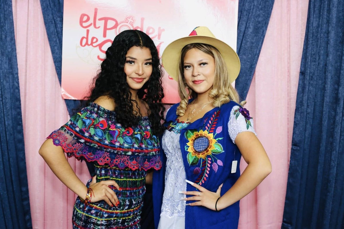 Dos modelos con trajes típicos guatemaltecos