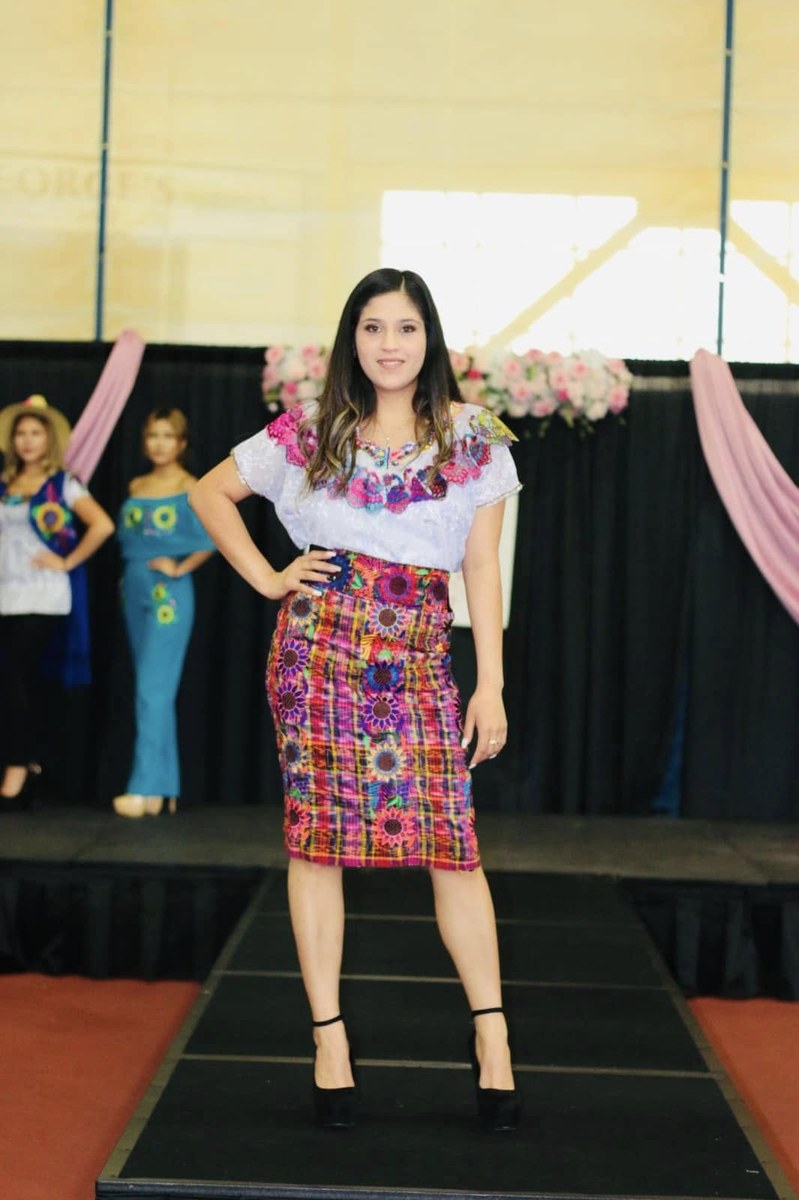 Diseño de traje típico floral